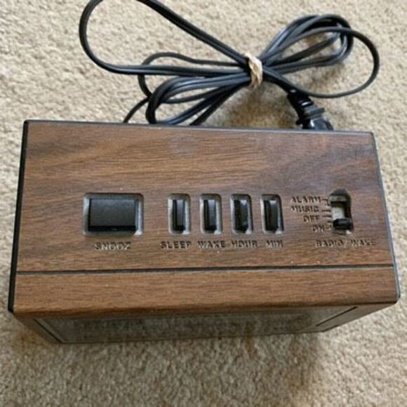 General Electric Model No. 7-4601A Clock Radio *Tested* - Picture 3 of 9